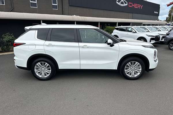 2024 Mitsubishi Outlander LS ZM