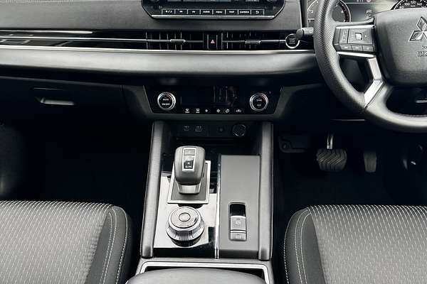 2024 Mitsubishi Outlander LS ZM