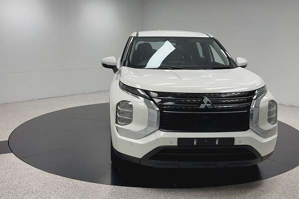 2023 Mitsubishi Outlander ES ZM