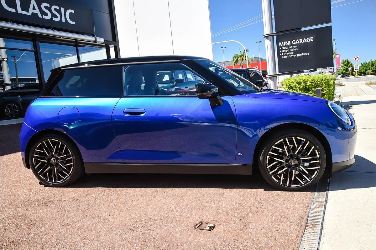 2025 MINI Cooper SE Favoured J01