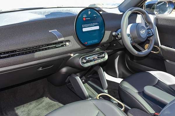 2025 MINI Cooper SE Favoured J01