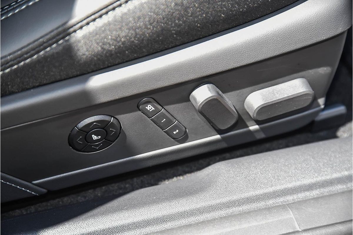 2025 MINI Cooper SE Favoured J01