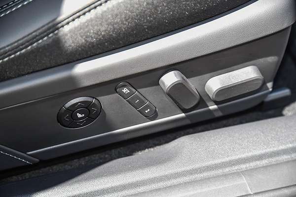 2025 MINI Cooper SE Favoured J01