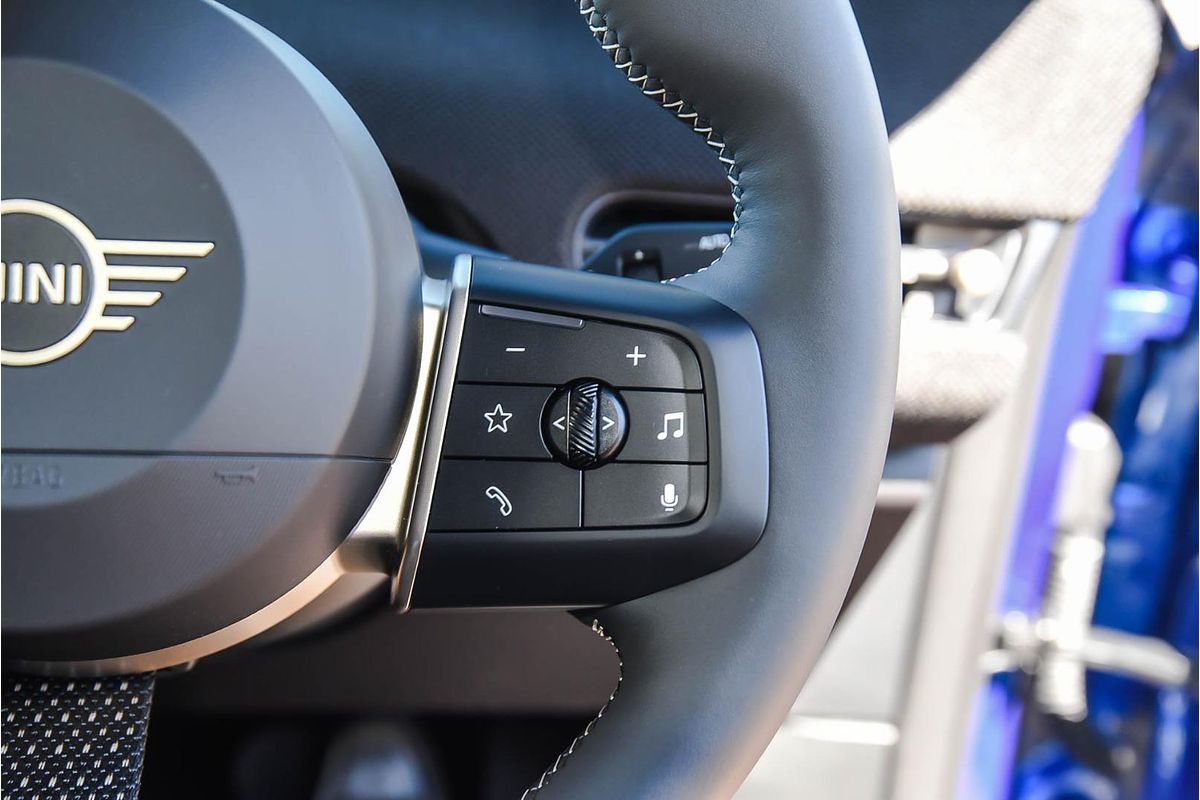 2025 MINI Cooper SE Favoured J01