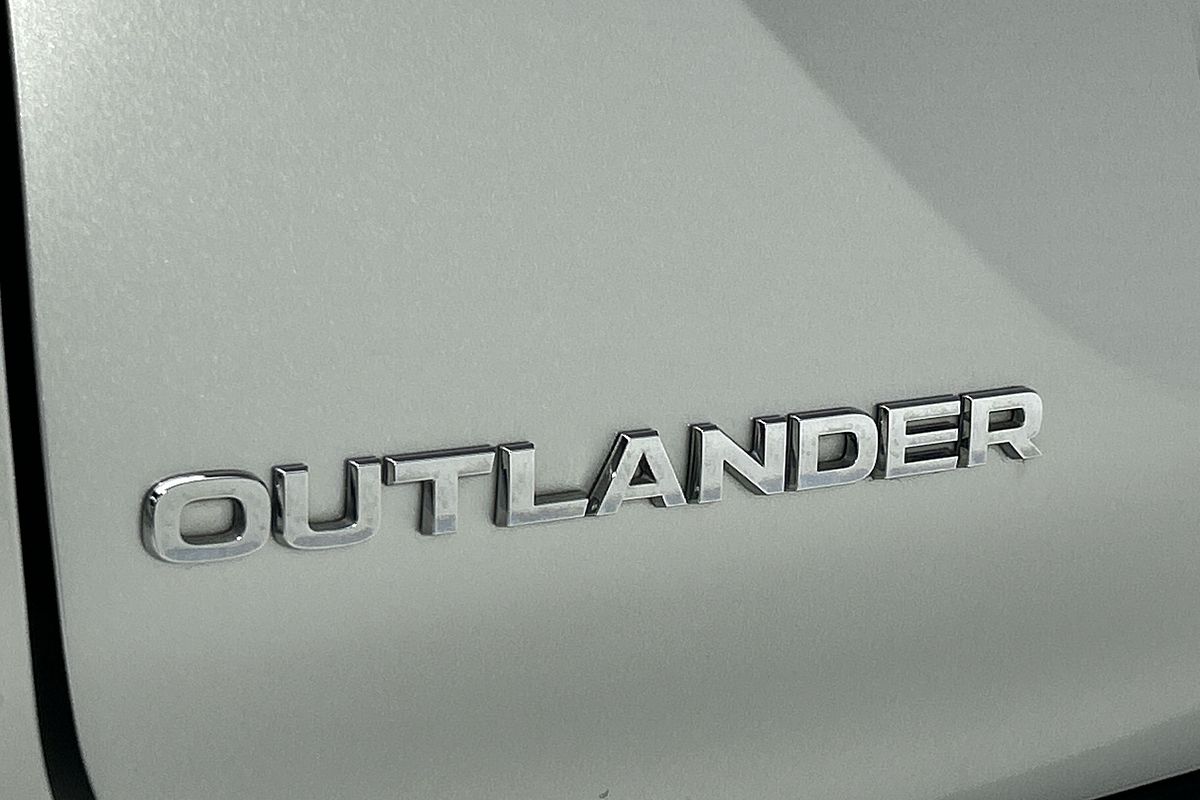 2023 Mitsubishi Outlander LS ZM