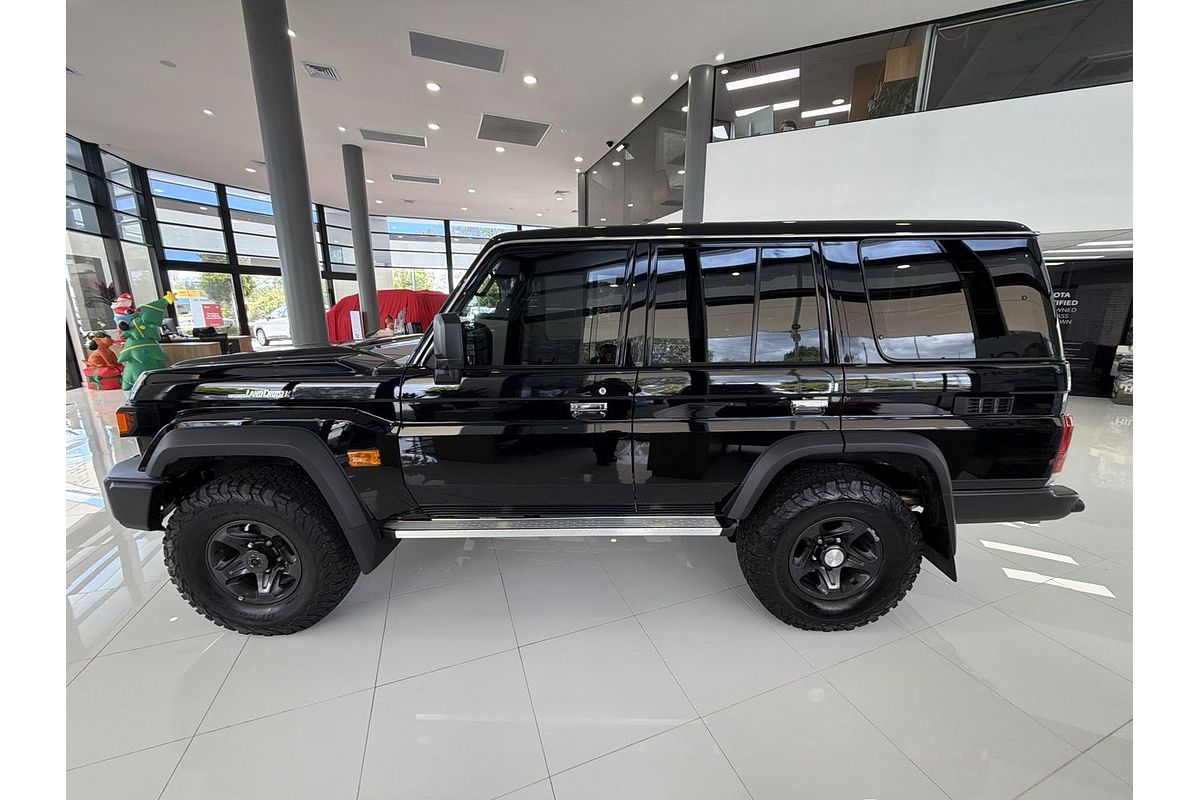 2025 Toyota Landcruiser GXL GDJL76R