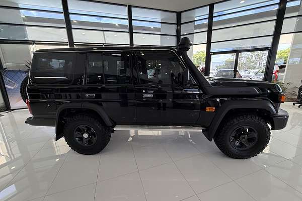 2025 Toyota Landcruiser GXL GDJL76R