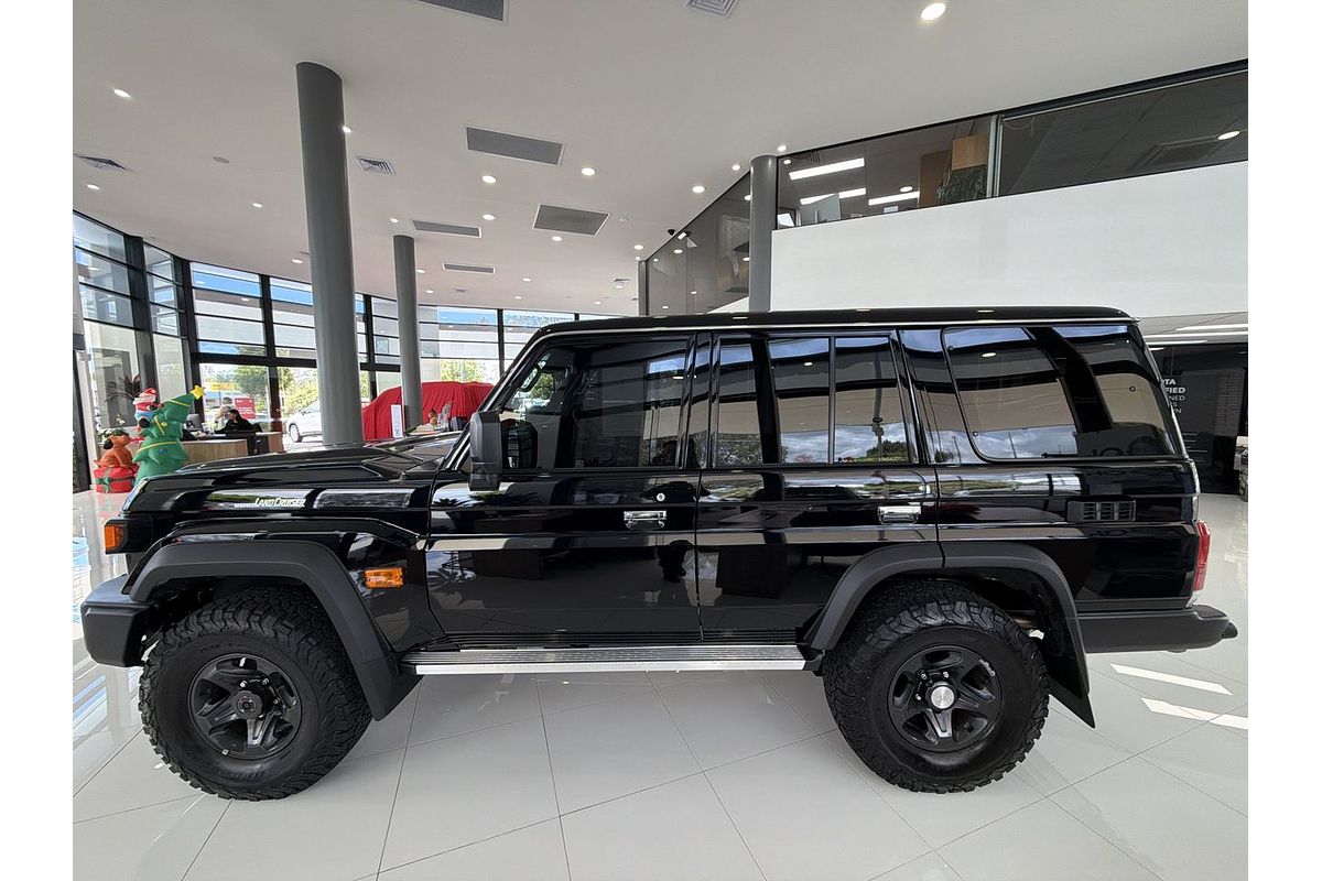 2025 Toyota Landcruiser GXL GDJL76R