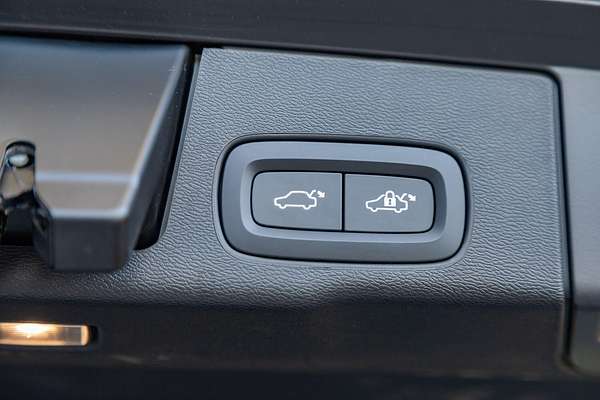 2024 Volvo XC60 Plus B5