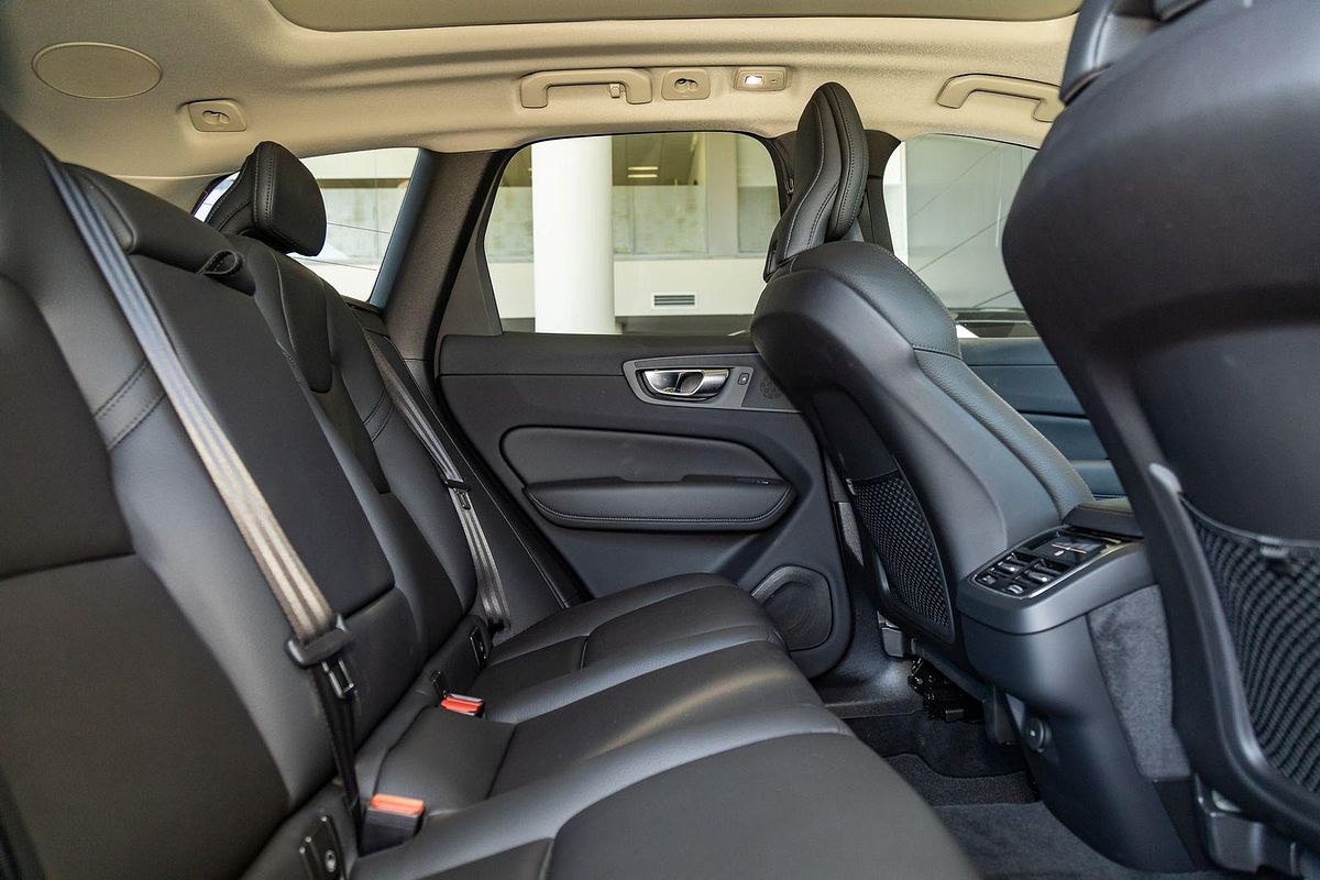 2024 Volvo XC60 Plus B5