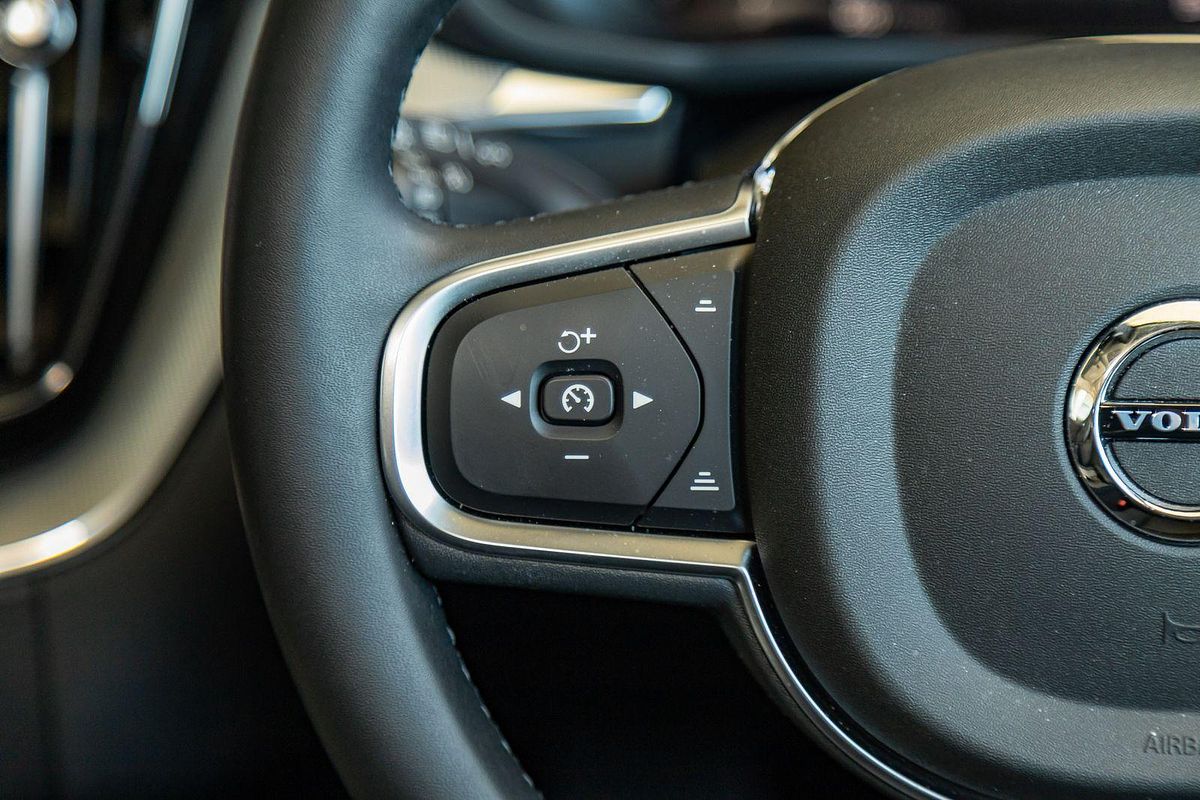 2024 Volvo XC60 Plus B5