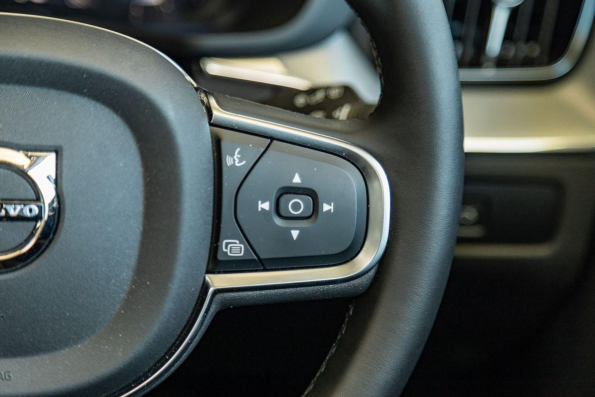 2024 Volvo XC60 Plus B5