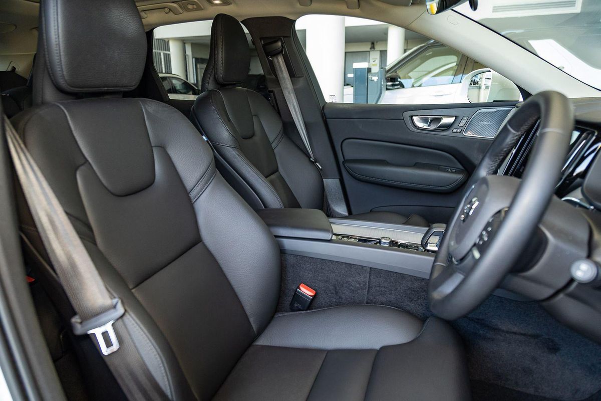 2024 Volvo XC60 Plus B5