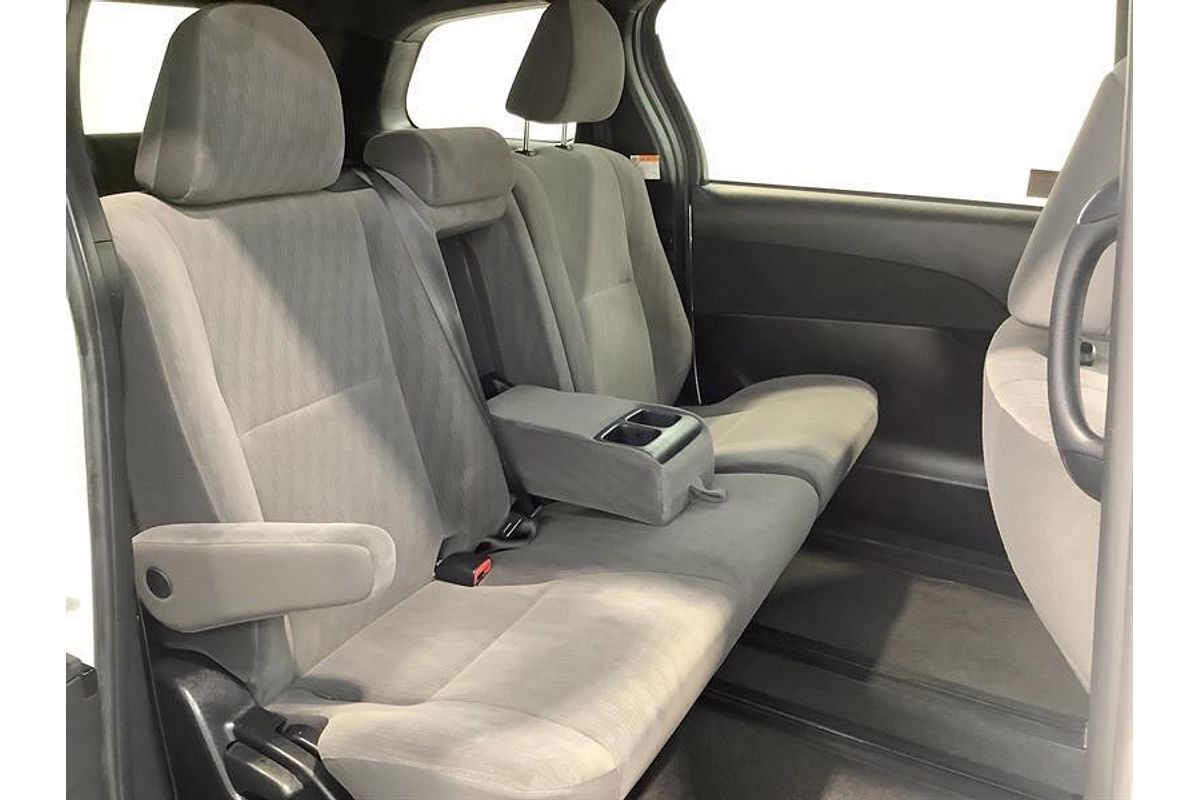 2017 Toyota Tarago GLi ACR50R