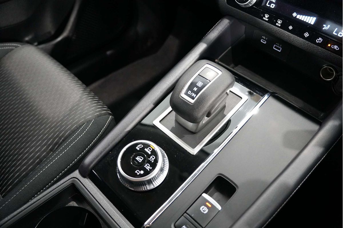 2024 Mitsubishi Outlander ES ZM