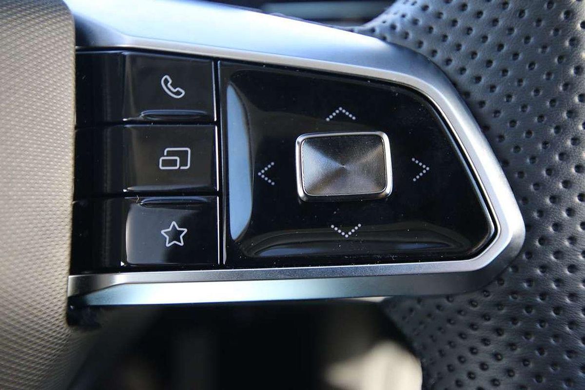 2024 MG HS Essence AS33