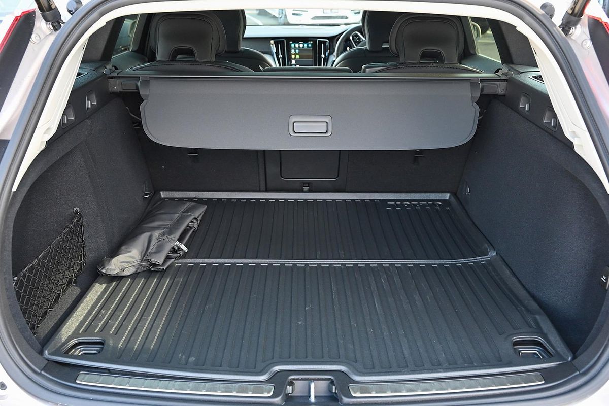 2024 Volvo V60 Cross Country Ultimate B5 Bright