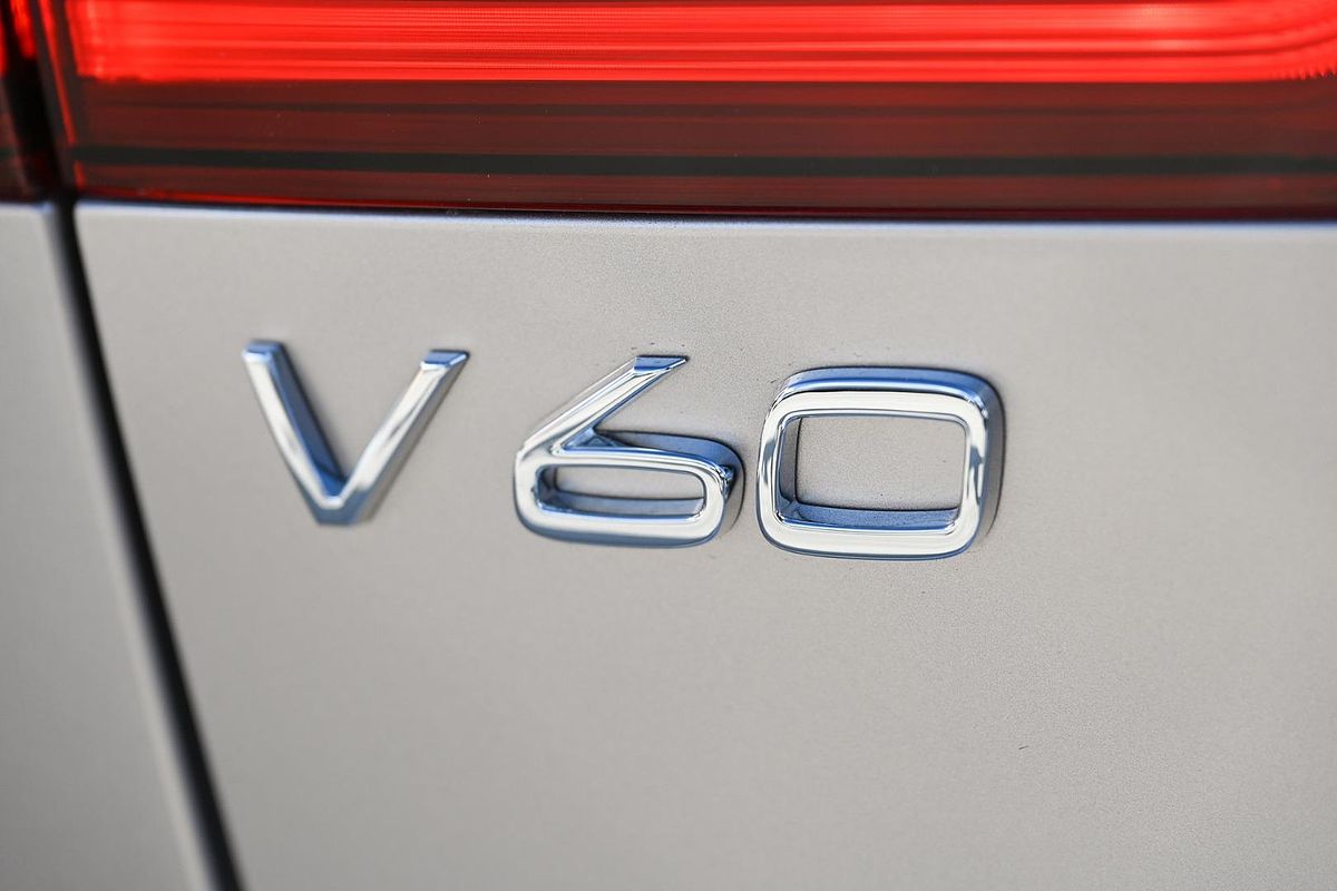 2024 Volvo V60 Cross Country Ultimate B5 Bright