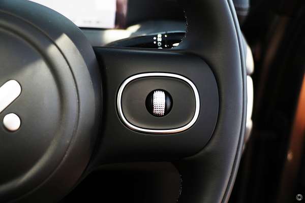 2025 MG IM5 Premium P12L