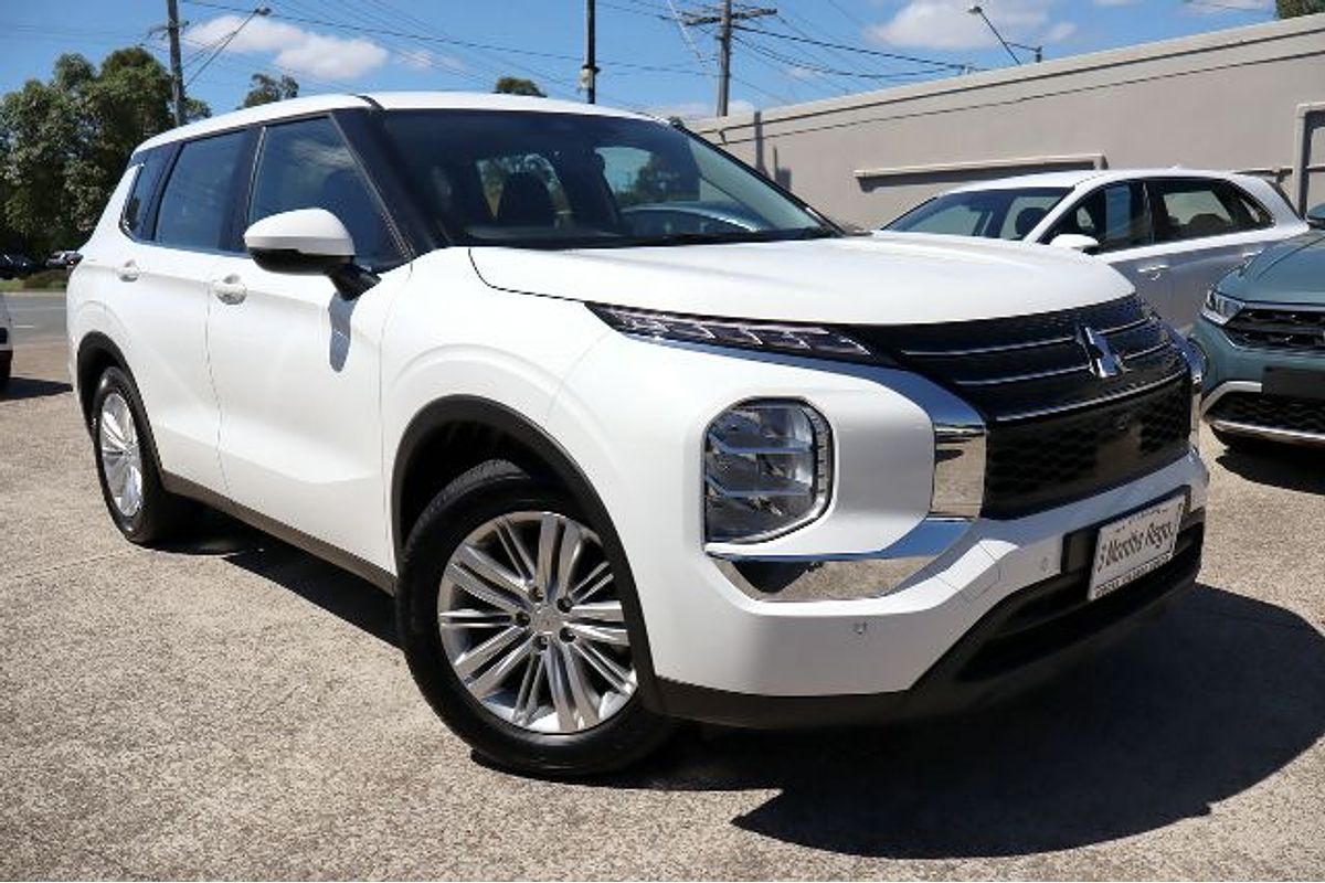 2023 Mitsubishi Outlander ES ZM