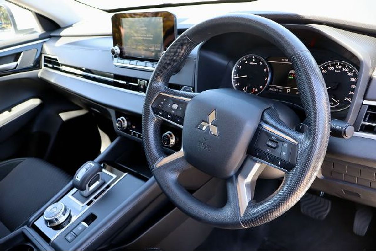 2023 Mitsubishi Outlander ES ZM