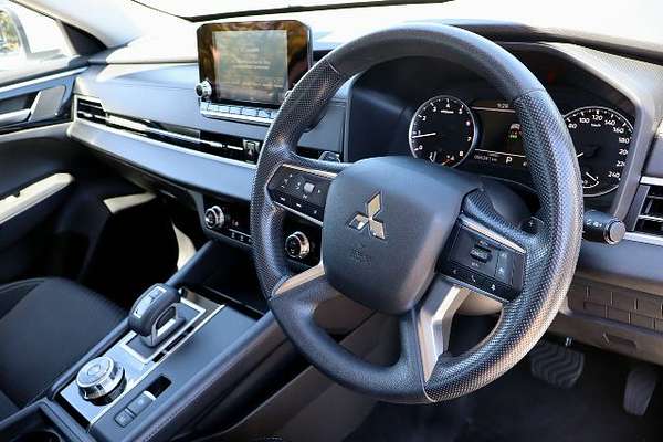 2023 Mitsubishi Outlander ES ZM