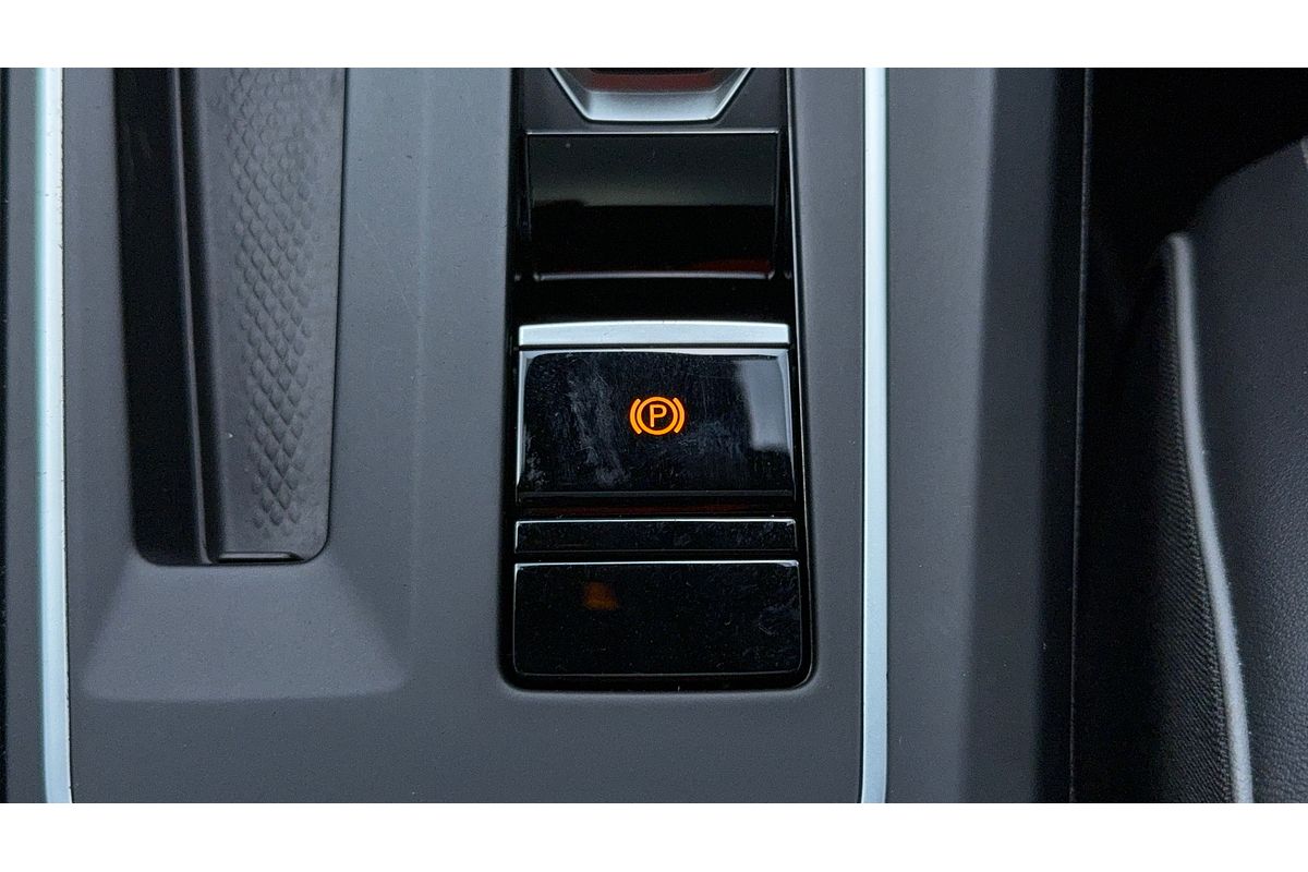 2021 Volkswagen Golf 110TSI R-Line 8