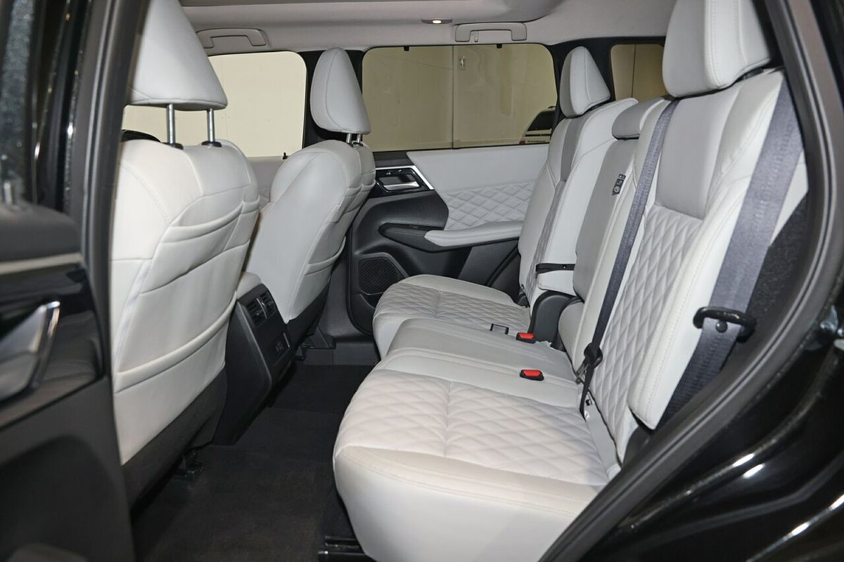 2024 Mitsubishi Outlander Exceed ZM