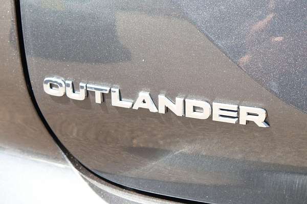 2024 Mitsubishi Outlander ES ZM