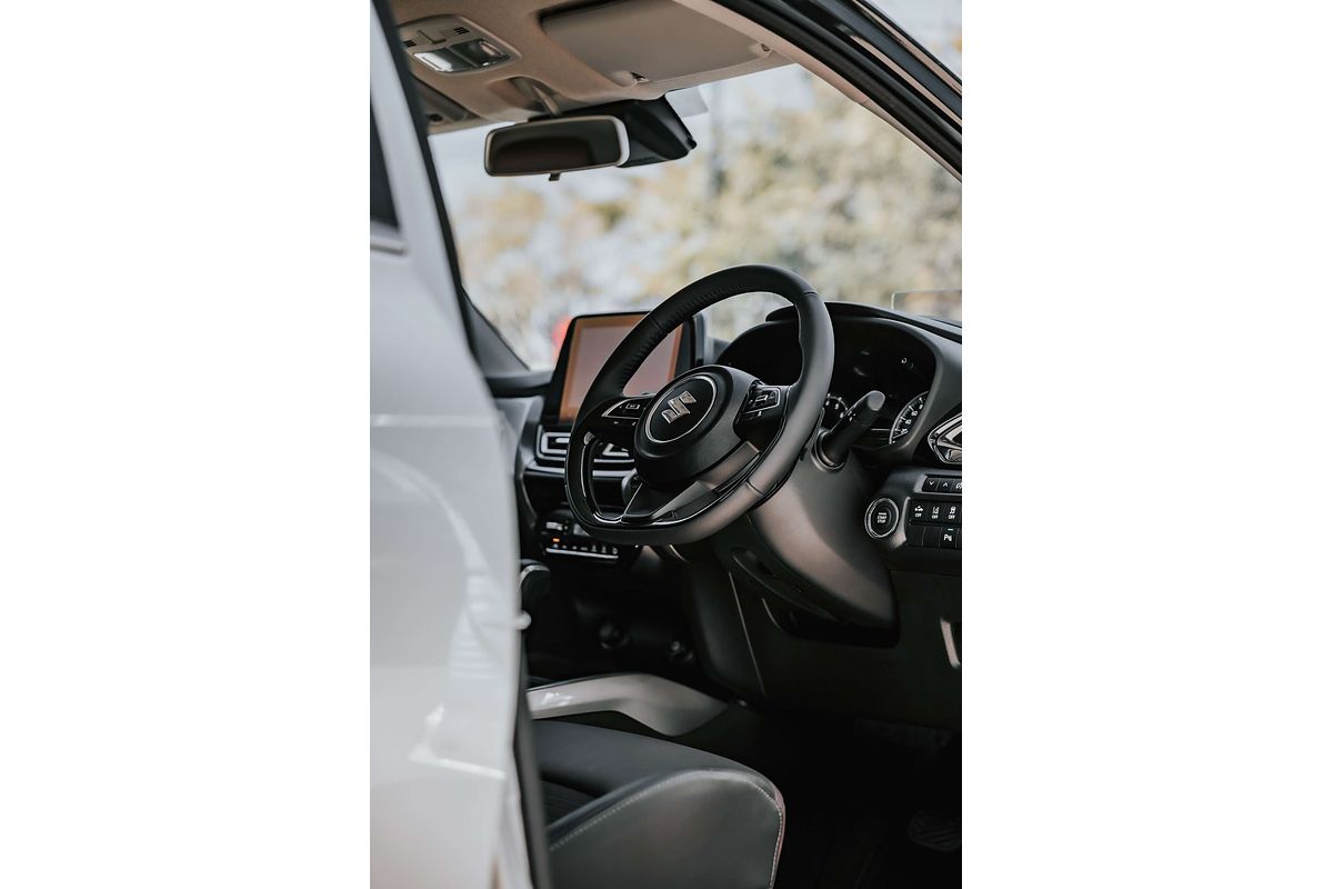 2025 Suzuki Swift Hybrid Plus UZ