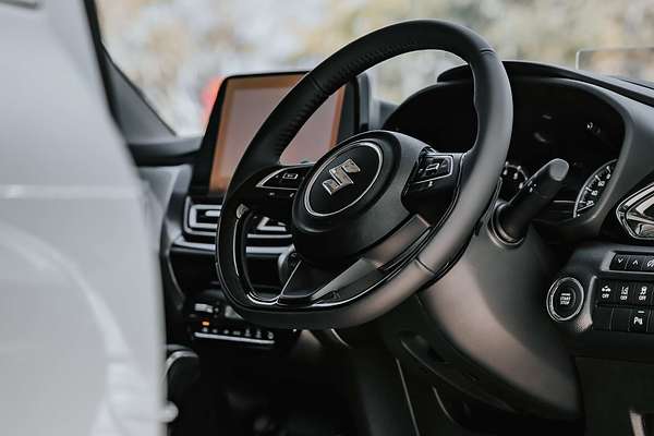 2025 Suzuki Swift Hybrid Plus UZ