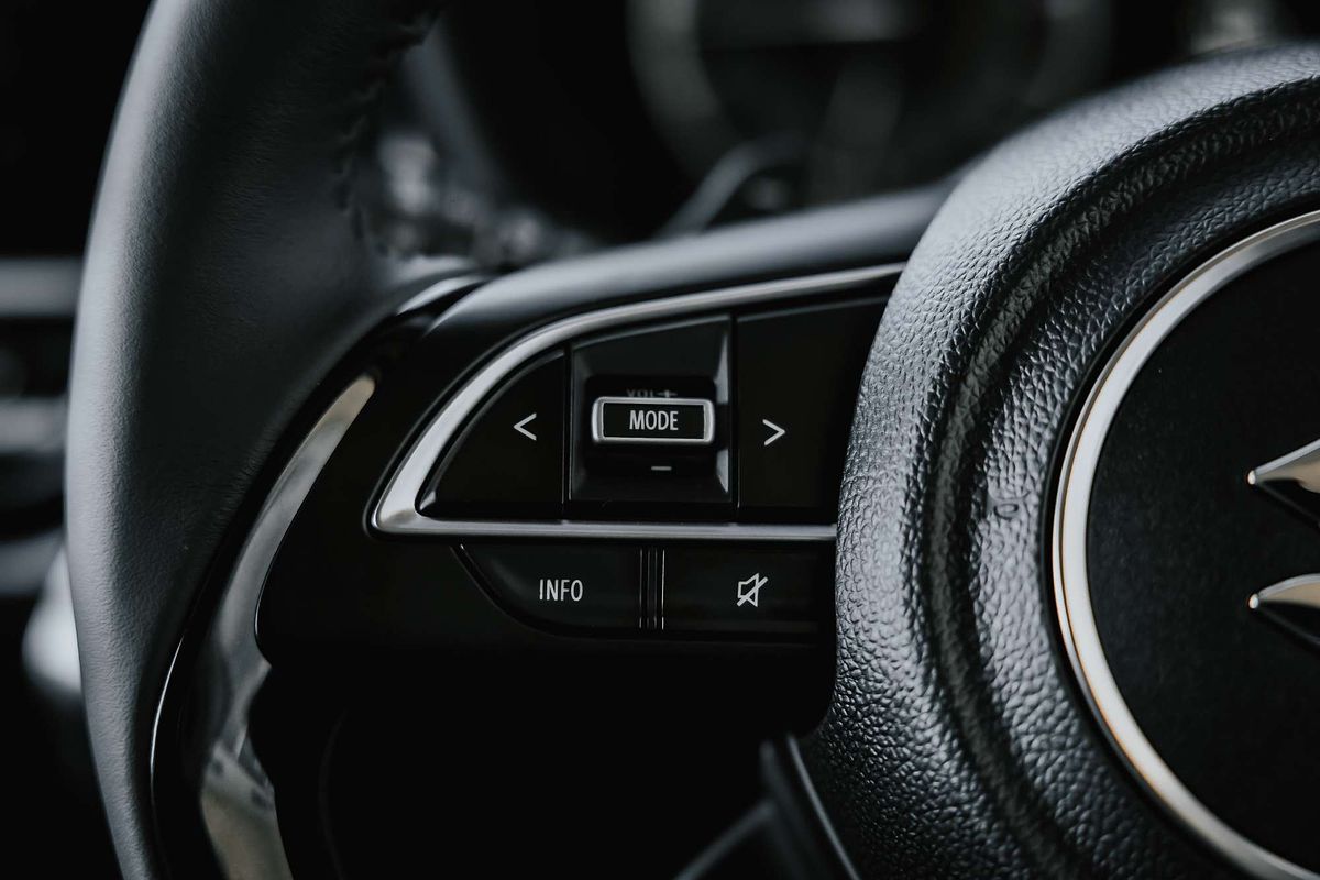 2025 Suzuki Swift Hybrid Plus UZ