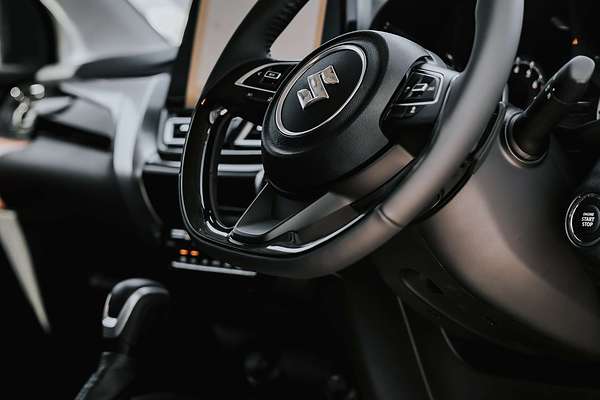 2025 Suzuki Swift Hybrid Plus UZ