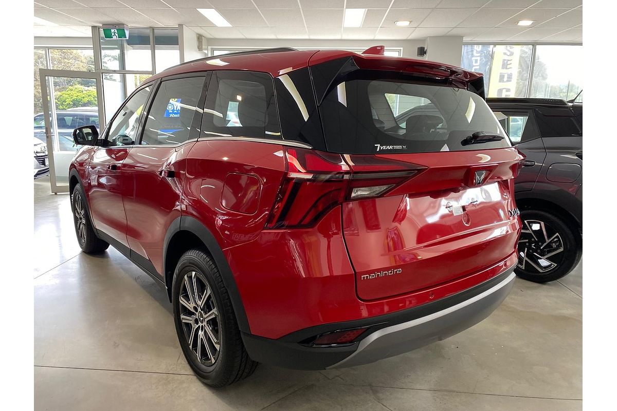 2025 Mahindra XUV700 AX7L