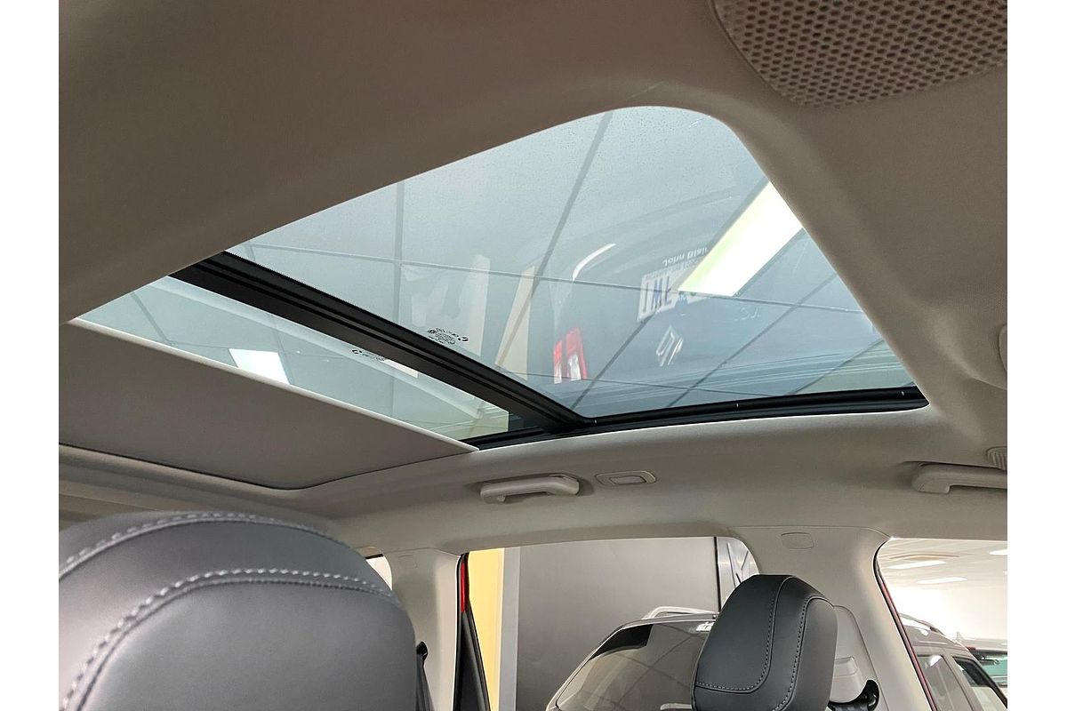 2025 Mahindra XUV700 AX7L