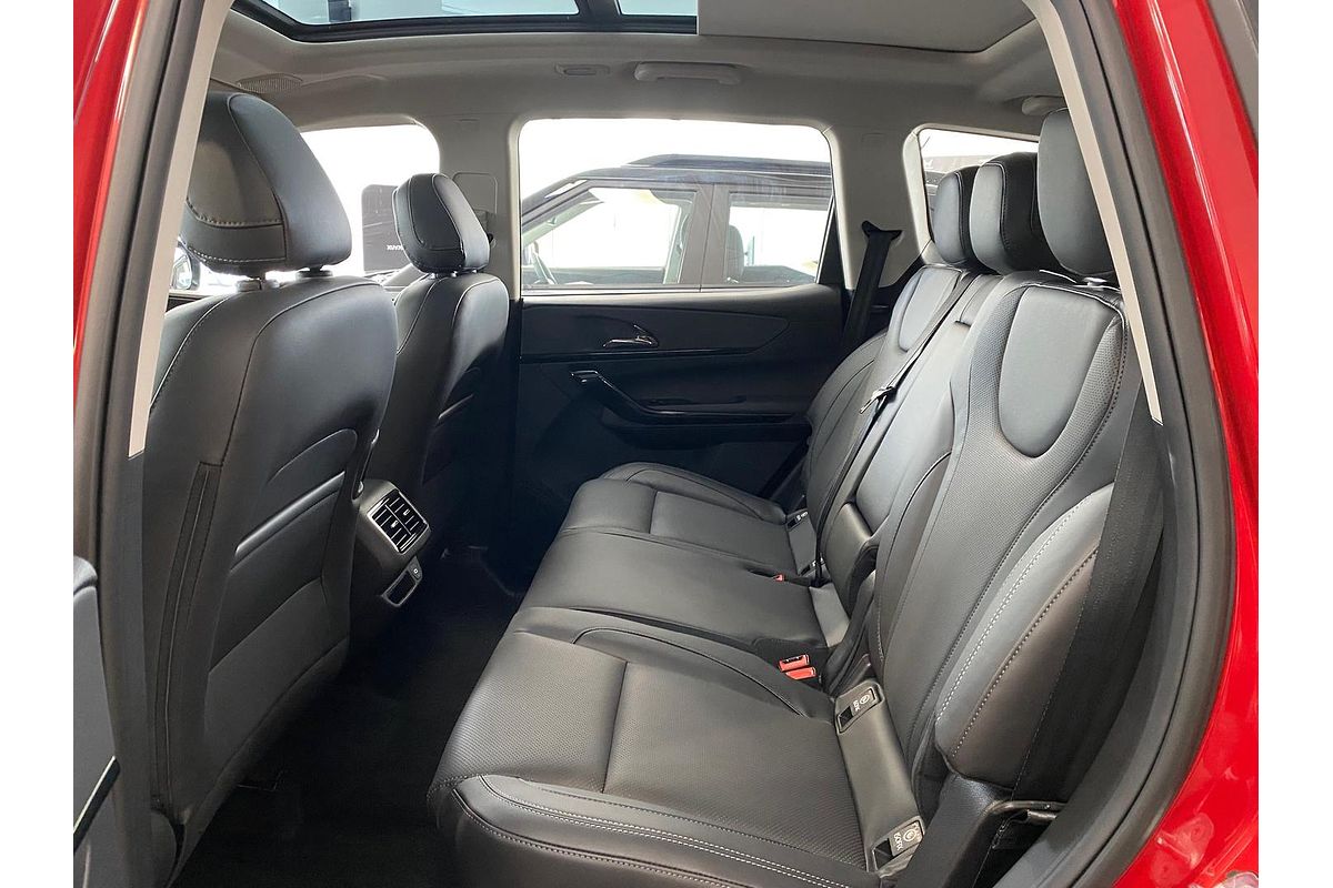 2025 Mahindra XUV700 AX7L