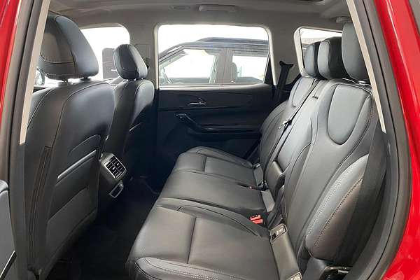 2025 Mahindra XUV700 AX7L