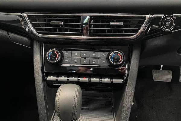 2025 Mahindra XUV700 AX7L