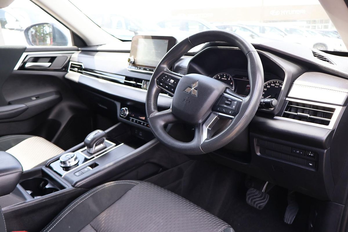 2023 Mitsubishi Outlander ES ZM