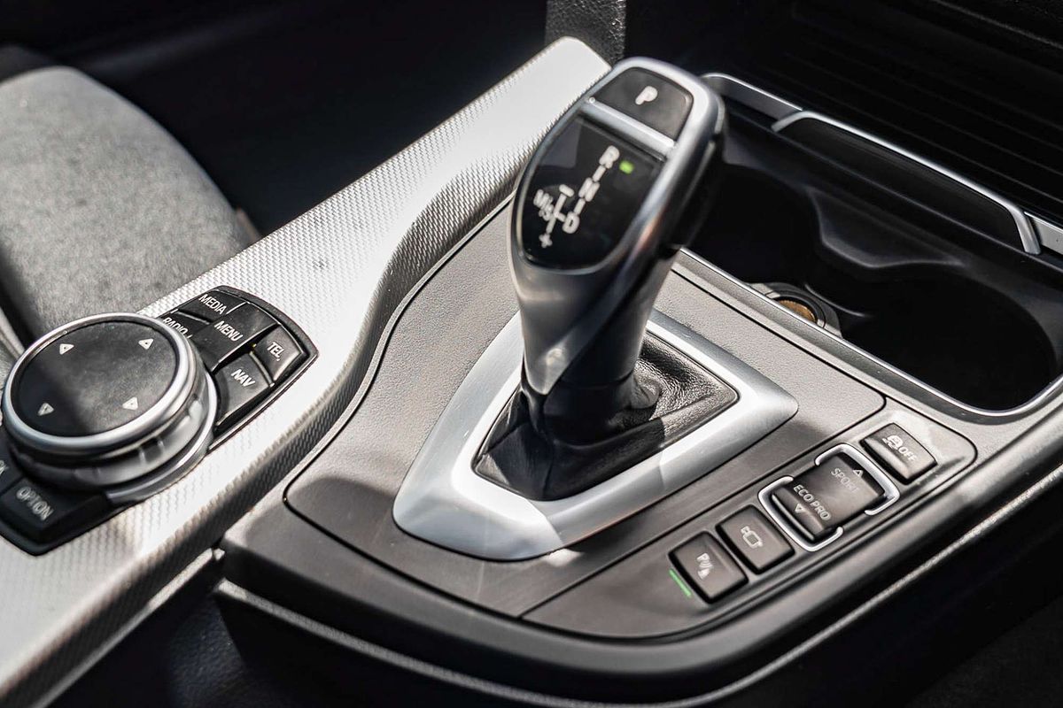 2015 BMW 3 Series 330i Sport Line F30 LCI