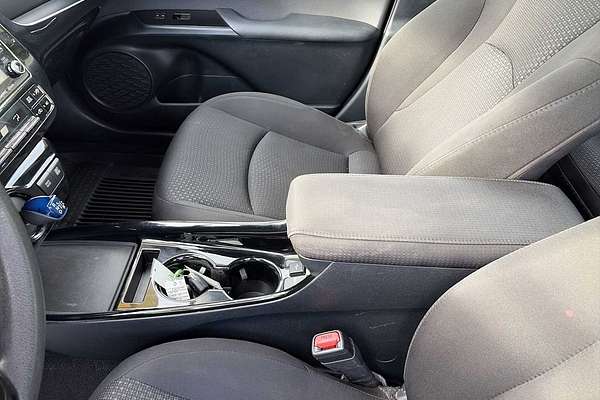 2022 Toyota Prius LE