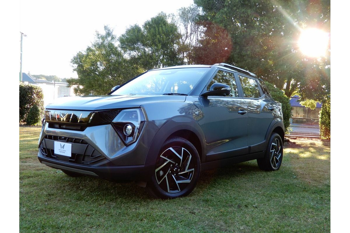 2025 Mahindra XUV 3XO AX7L
