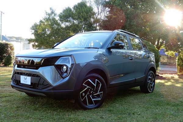 2025 Mahindra XUV 3XO AX7L