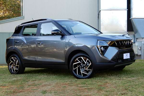 2025 Mahindra XUV 3XO AX7L