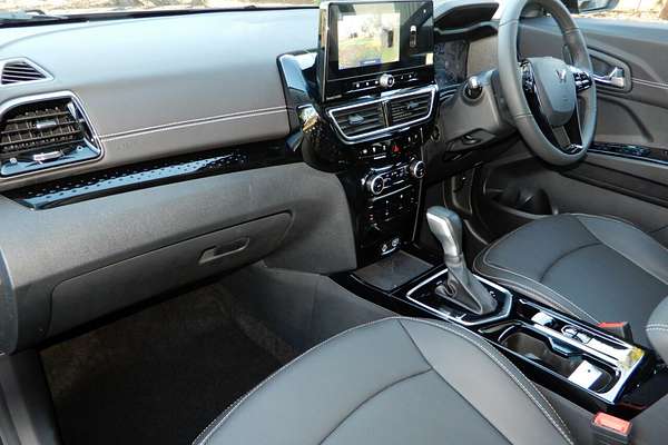 2025 Mahindra XUV 3XO AX7L