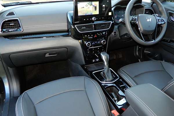 2025 Mahindra XUV 3XO AX7L