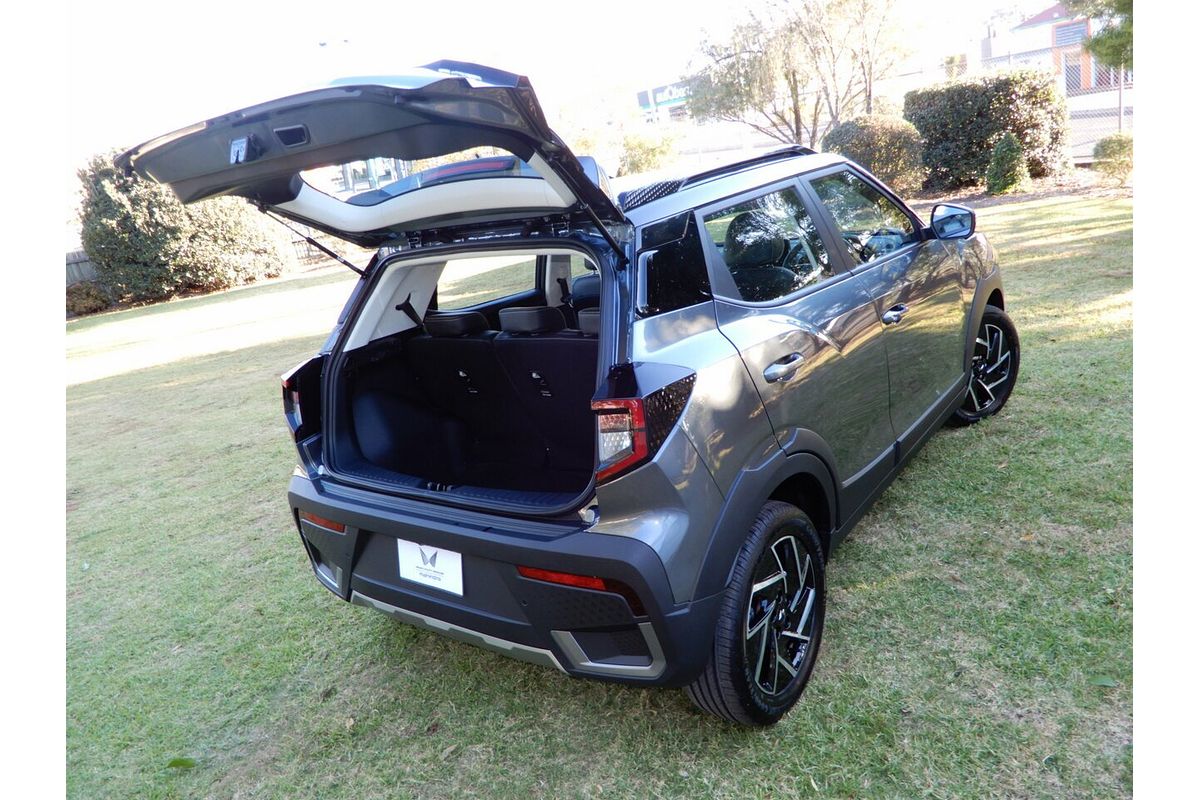 2025 Mahindra XUV 3XO AX7L