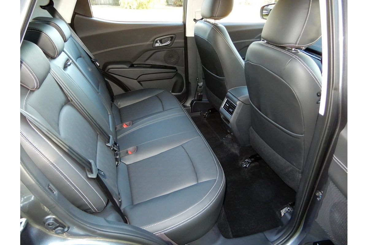 2025 Mahindra XUV 3XO AX7L