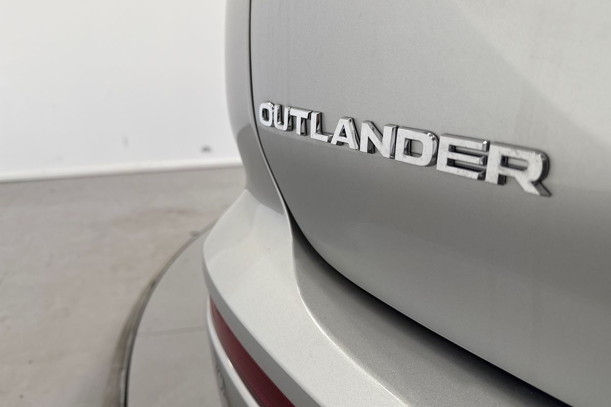 2025 Mitsubishi Outlander ES ZM