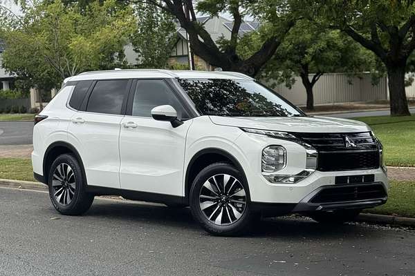 2025 Mitsubishi Outlander LS ZM